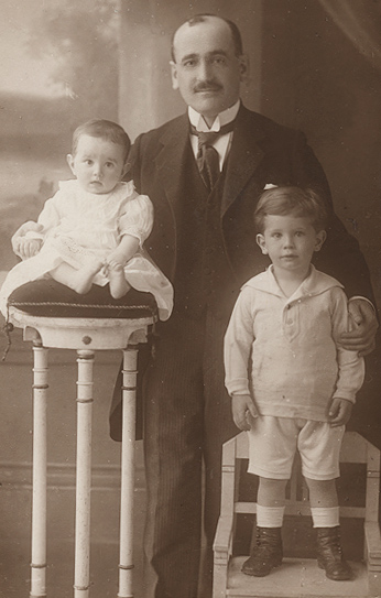 Moritz with Gisy and Uly, Constantinople, 1919