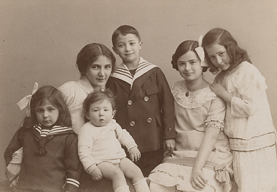 Auerbach Elias family with Lea, 1910.jpg