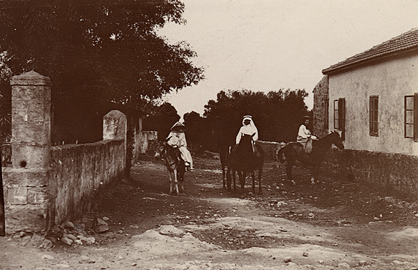 Zichron Yaakov, 1910: Ronya, Aaron and Sara Aaronsohn.