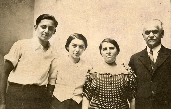 Leo, Frida, Yitzhak and Toni. Gera, August 15, 1937.