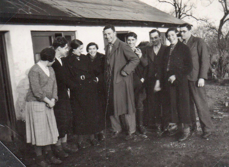 Group with Jehuda Marcus in front of the Kibbutz. 17 December 1936.